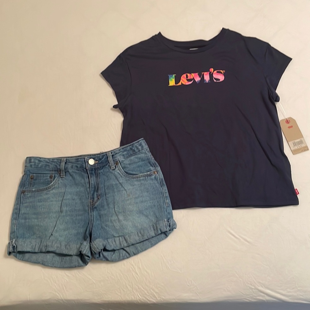 LEVI’S SHORTS AND TEE